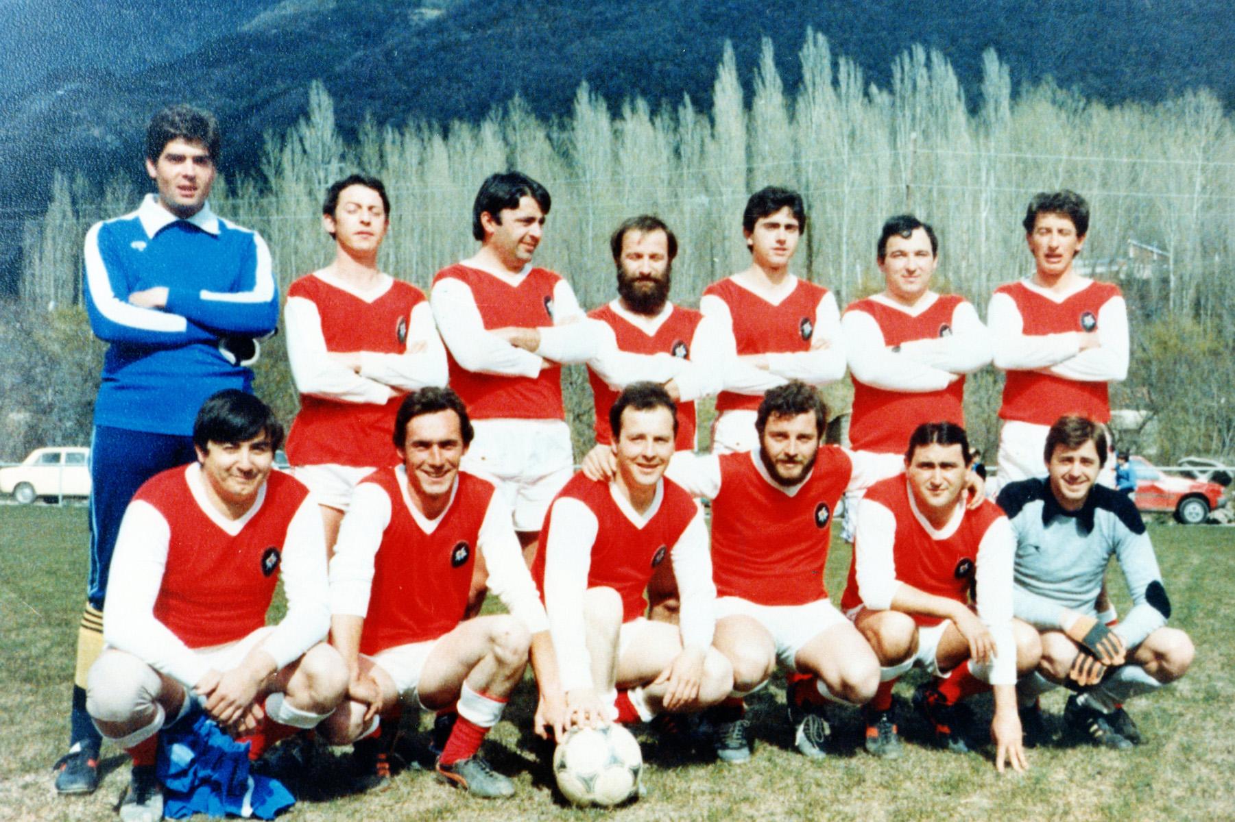 Fotografía histórica del equipo Peña Edelweiss - 2R en la 2ª Regional Temporada 1975/1976